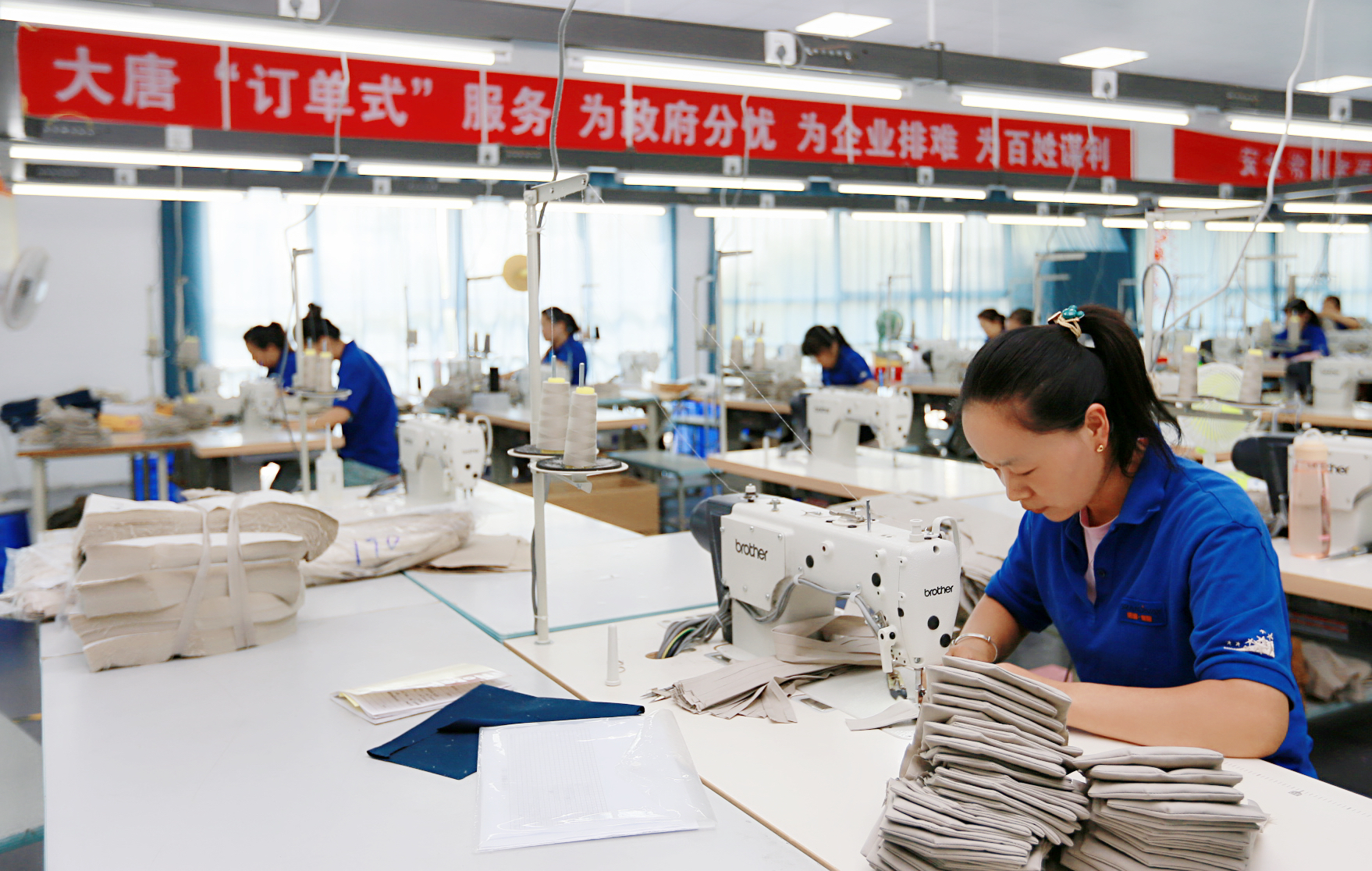 4.中國大唐引進“訂單式”扶貧企業.，讓異地搬遷群眾實現家門口就業.jpg