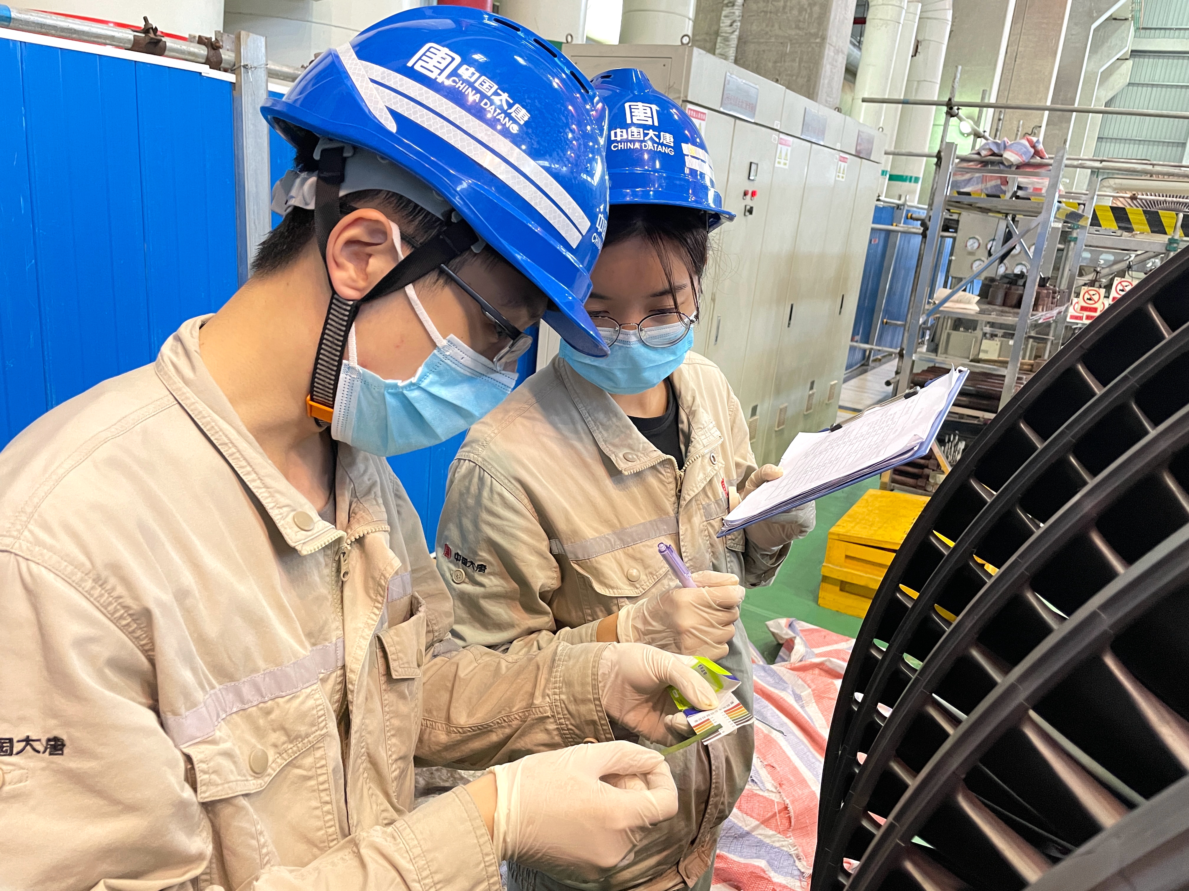 A修現場，對汽輪機轉子葉片進行化學檢查.jpg