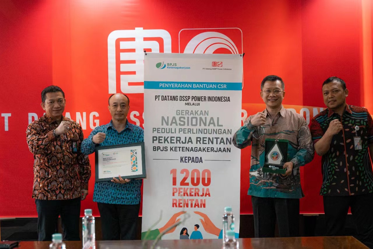 1697435267804098916.jpg 金光公司近日持續深入開展社會責任工作,幫助印尼本地1200余名貧困人員參加社保,保障當地生活困難人群的基本生活質量,此舉得到印尼雅加達社保局的高度肯定,雅加達社保局相關負責人專程到金光公司本部表達謝意并頒發證書和獎牌。.jpg