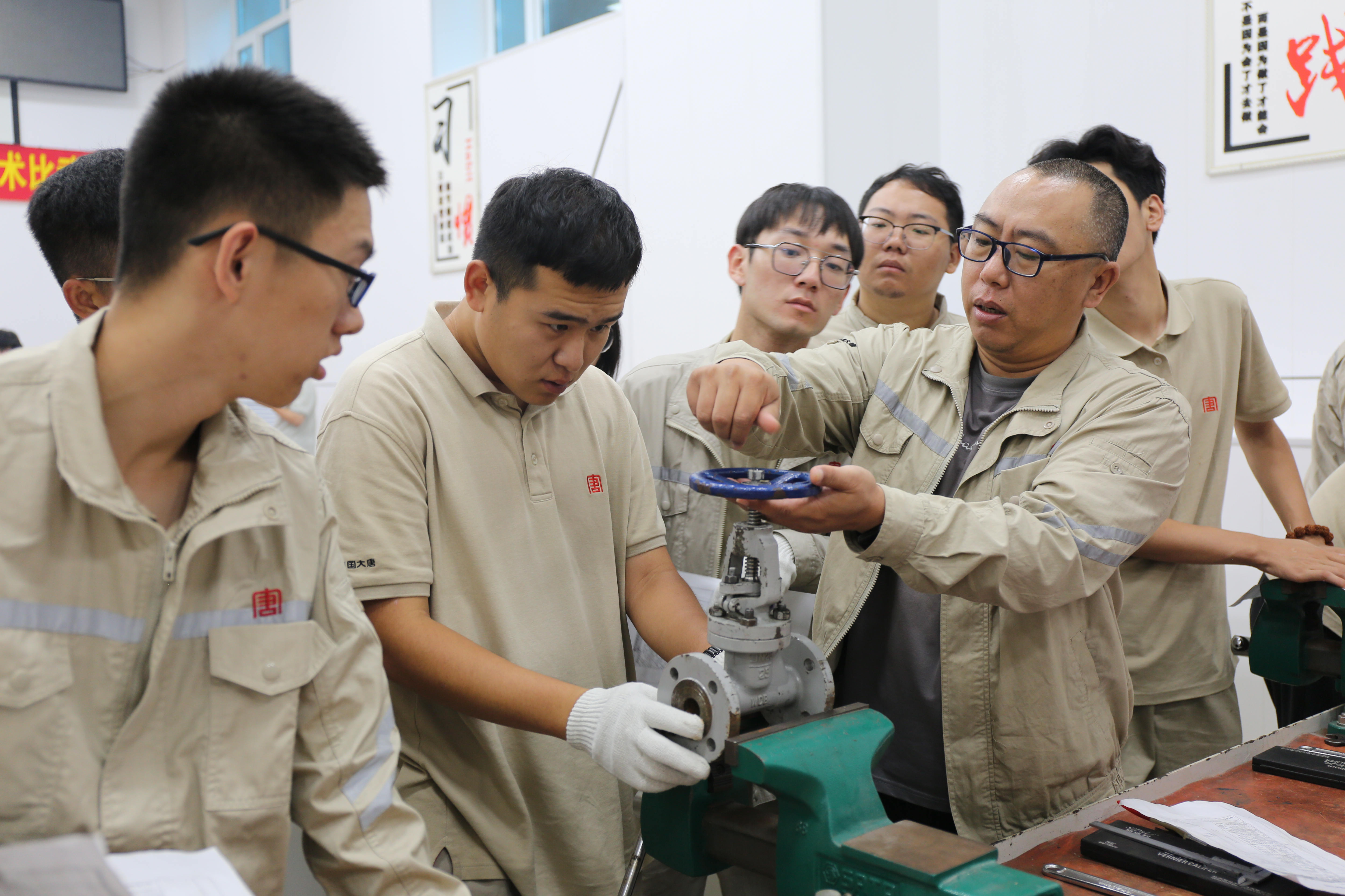 3大唐黑龍江公司新員工在老師傅的帶領下認真學習專業技能.jpg