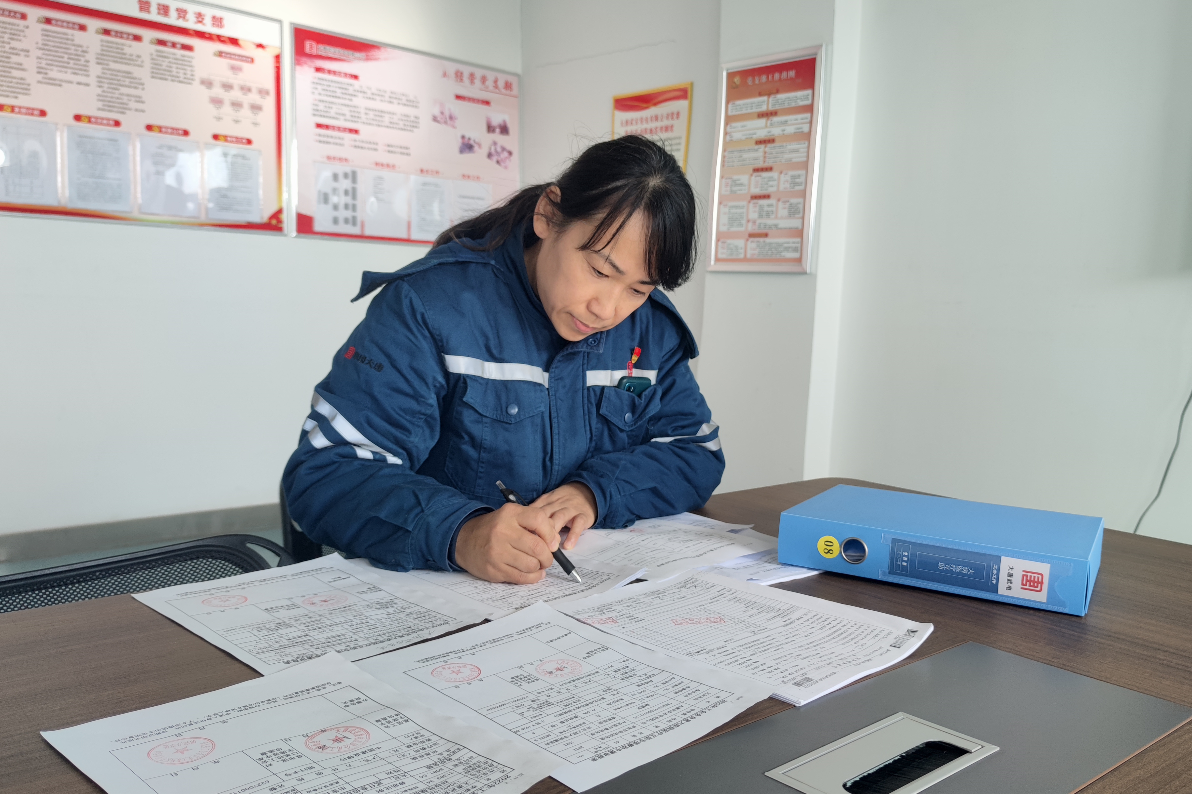 大唐武安發電有限公司張華正在梳理職工專項救助材料.jpg