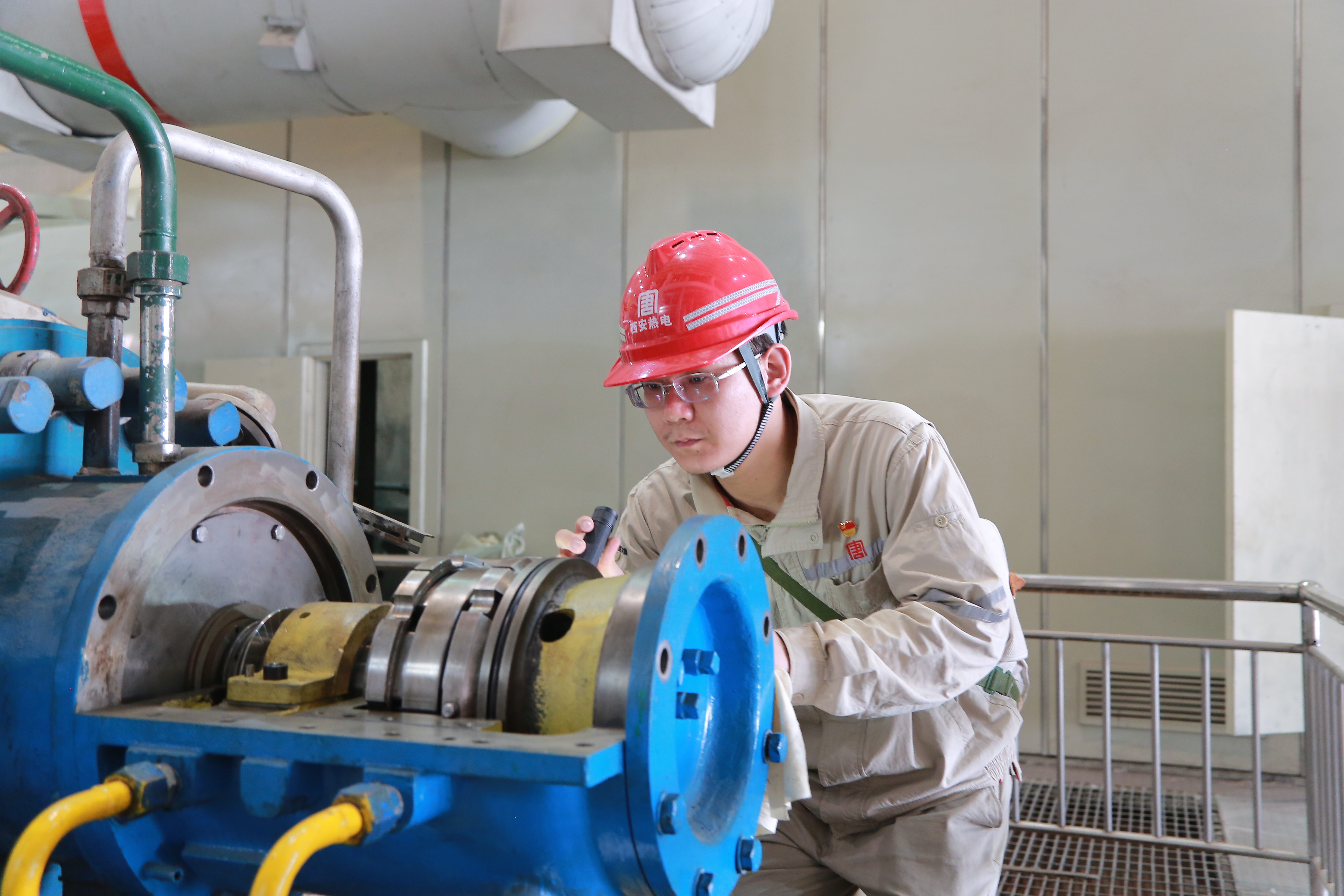 1號機組C修對氣動給水泵B瓦塊進行檢查.jpg