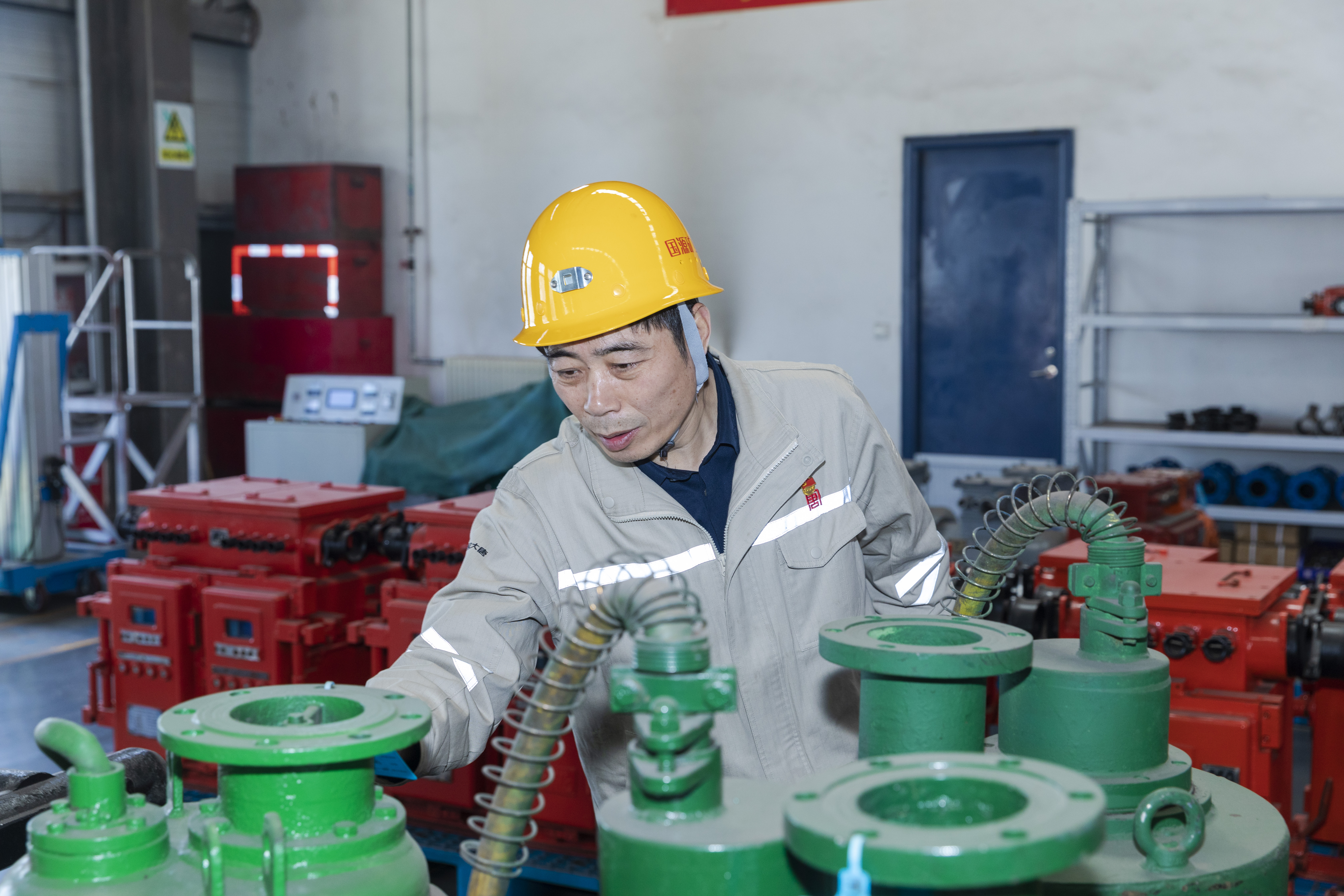 于進在龍王溝煤礦機修廠檢查潛水泵運維保養情況.jpg