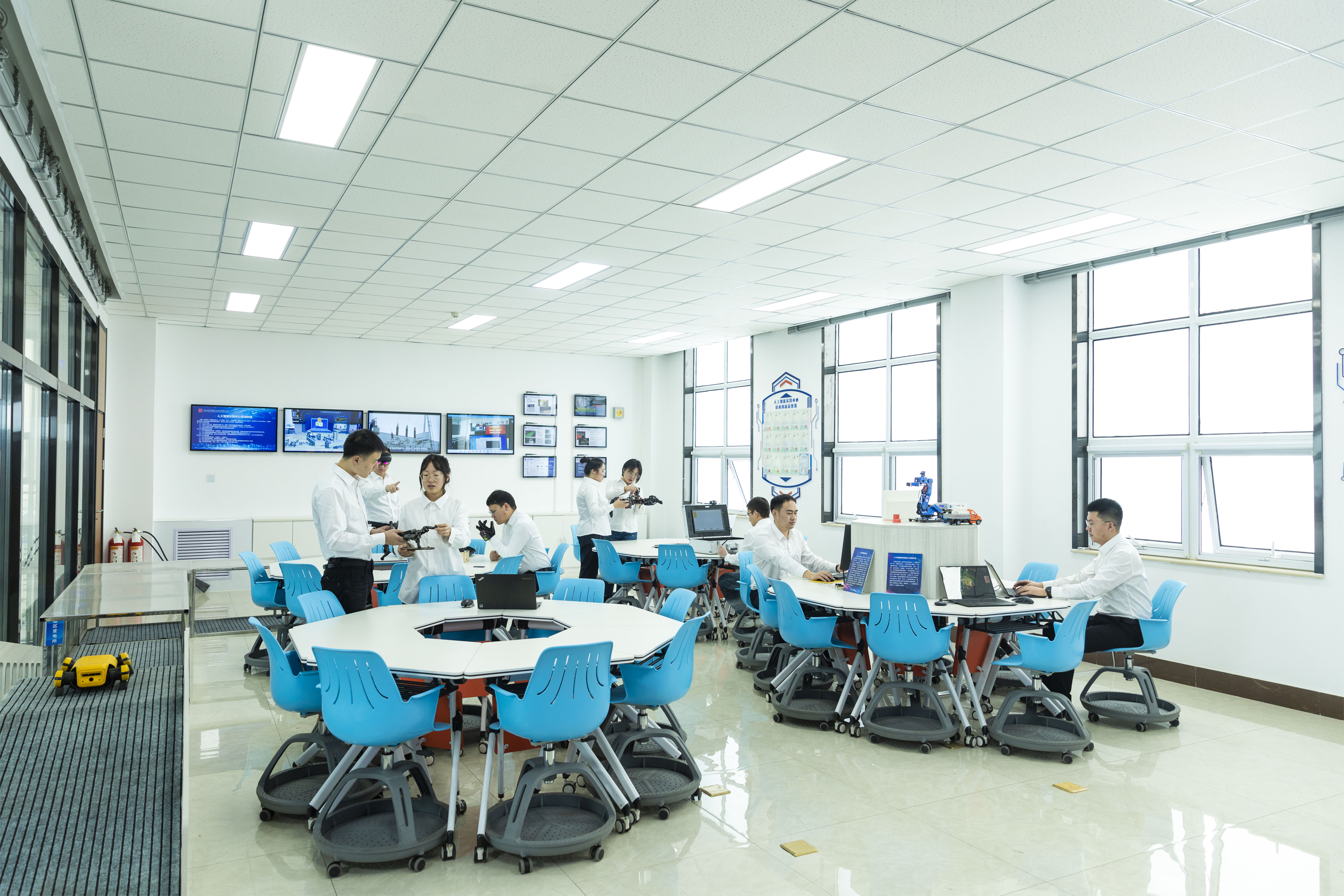 2.智慧聯盟人工智能機器人實驗室：攜手科研院所、頭部企業，建立“產學研用新型攻關”模式.jpg