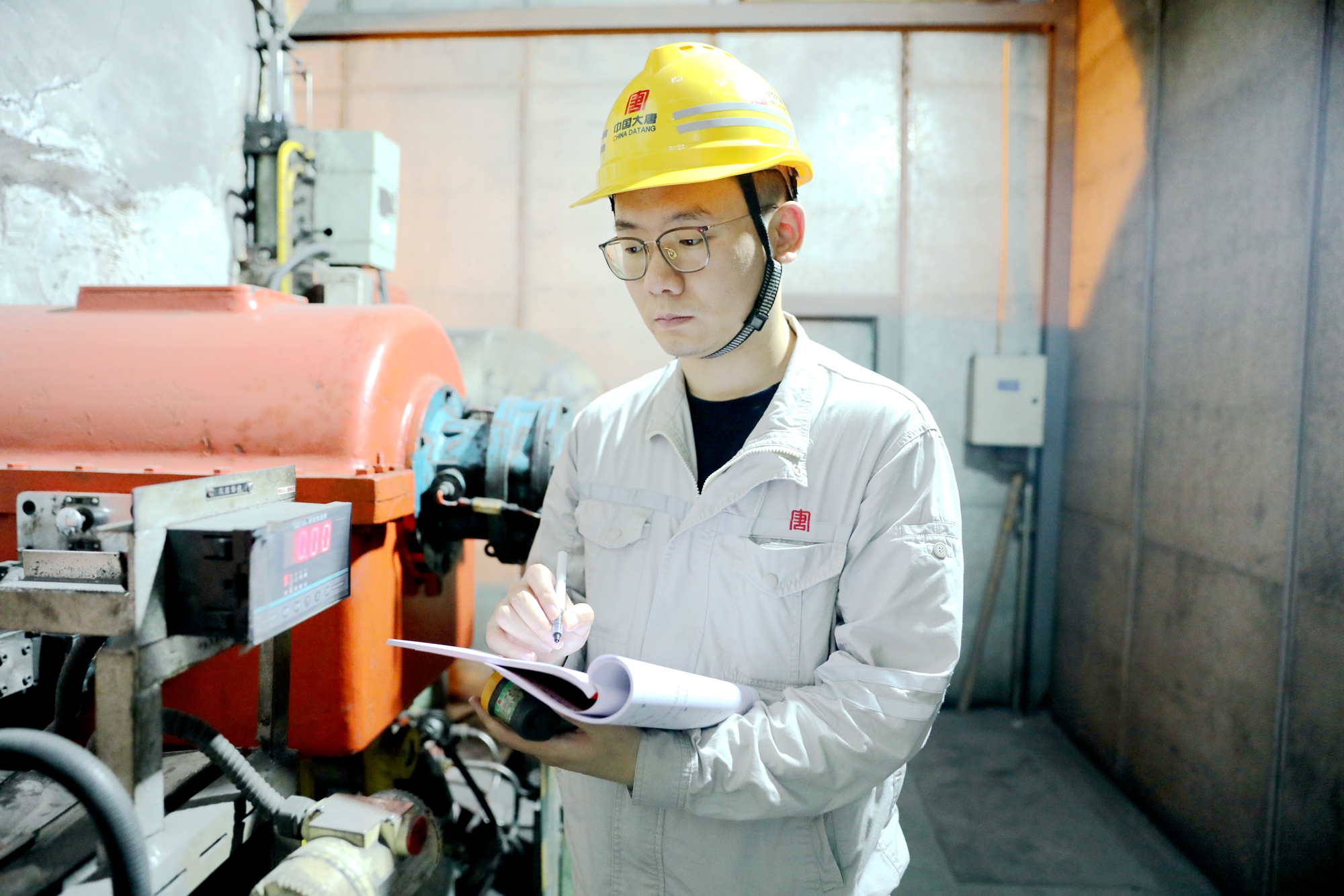 5.劉金鑫核對數據資料（韓城第二發電公司曹軍科攝）.jpg