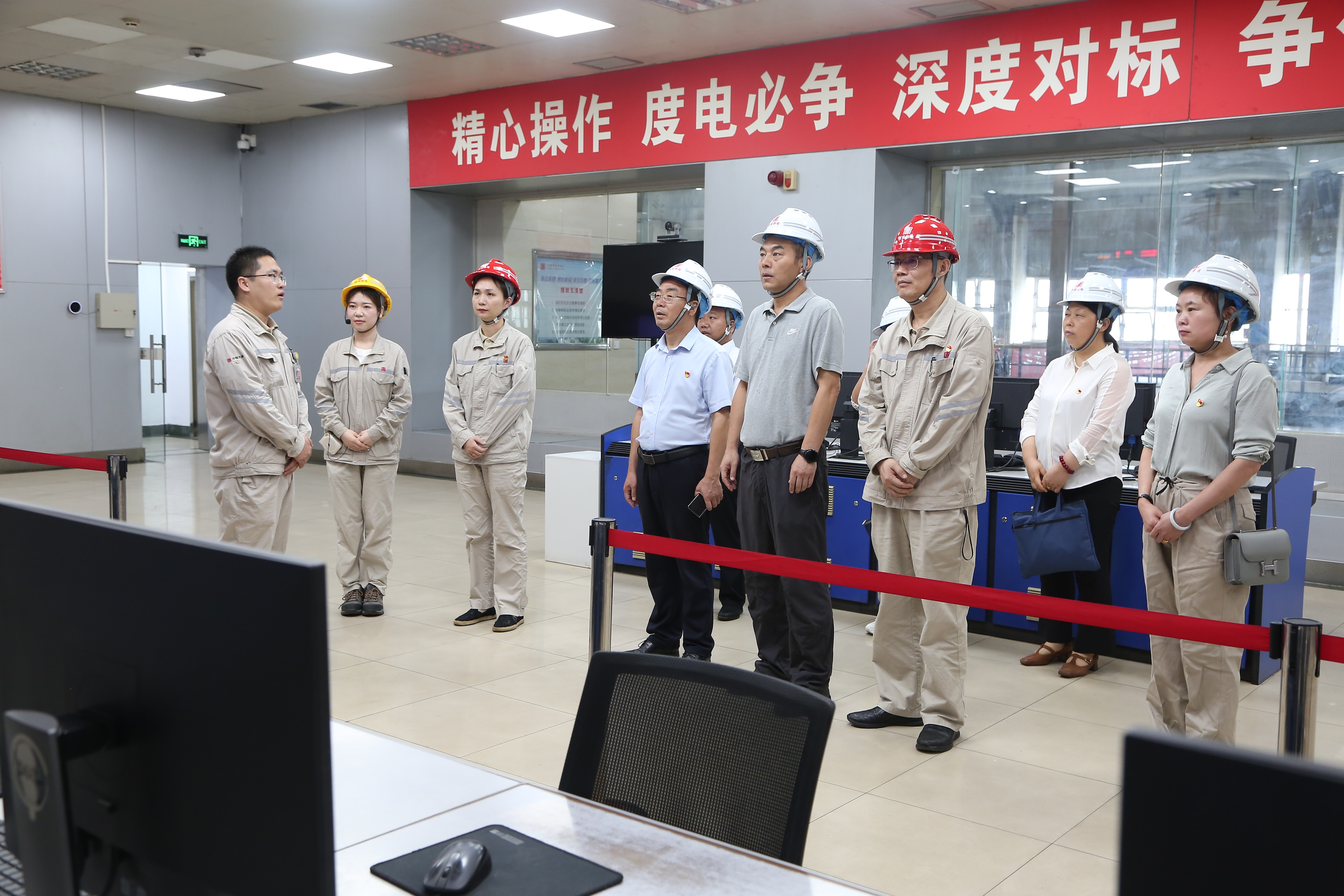 1.邀請結對單位參觀我西安熱電廠集控室.jpg