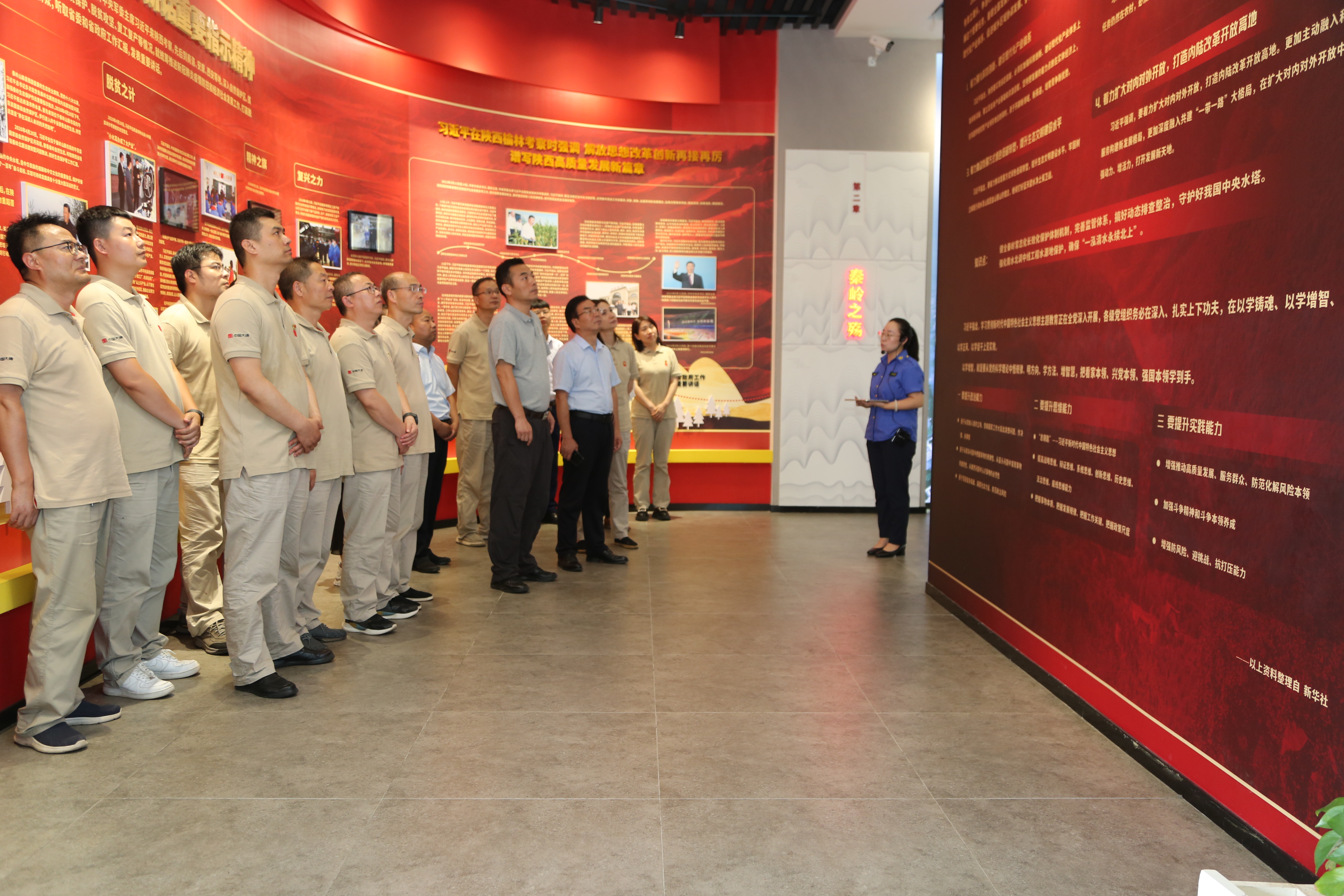 3.參加“秦嶺之誡”展廳.jpg