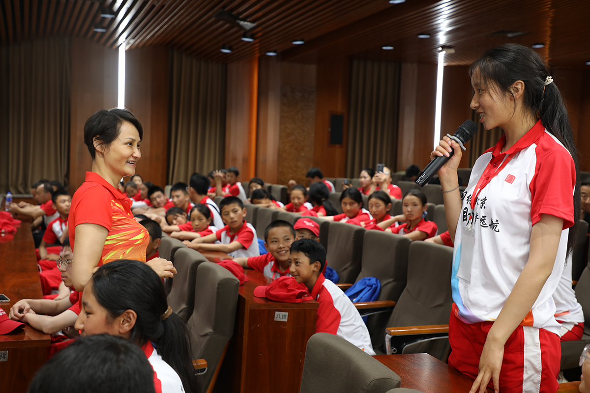 圖4奧運冠軍高敏給學生授課a.jpg