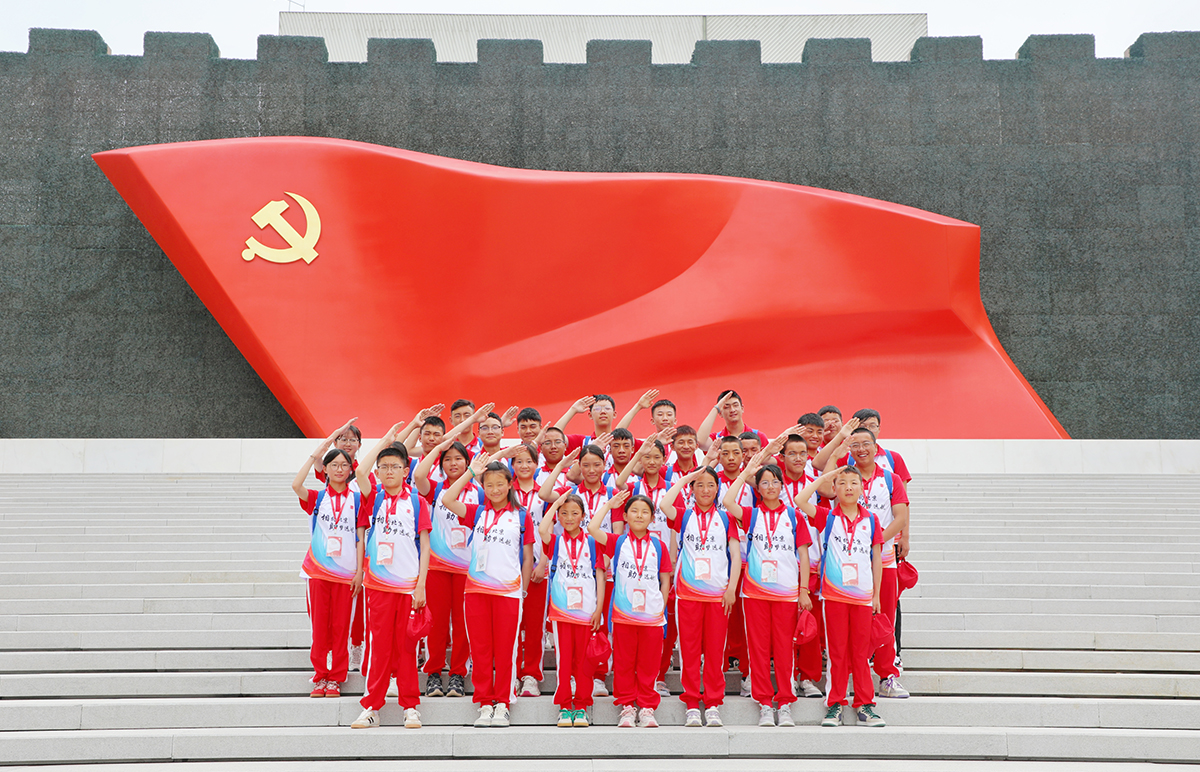 學生在中國共產黨歷史展覽館參觀學習a.jpg