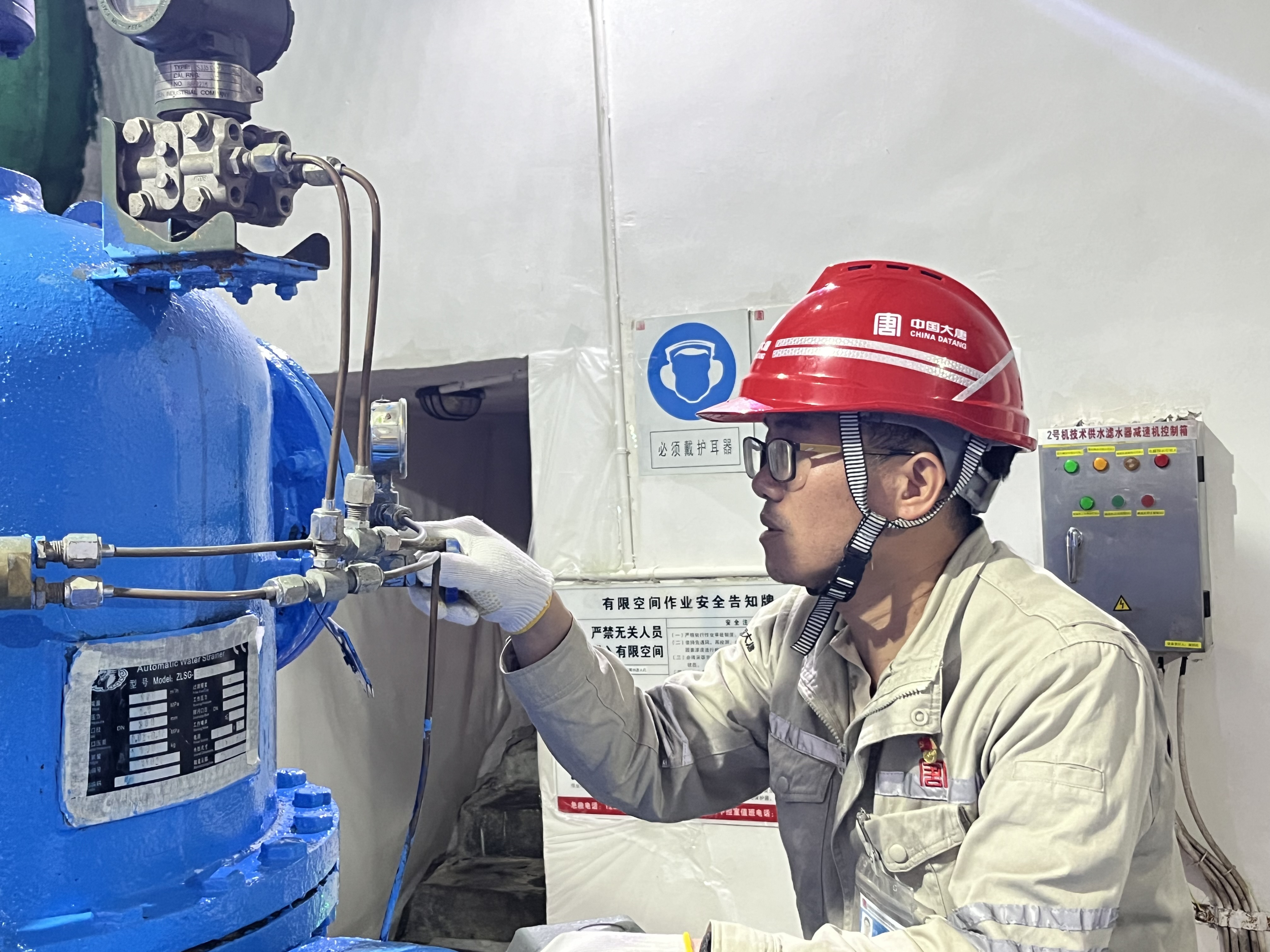 念永飛操作表計(jì)閥門，覃浩攝.jpg