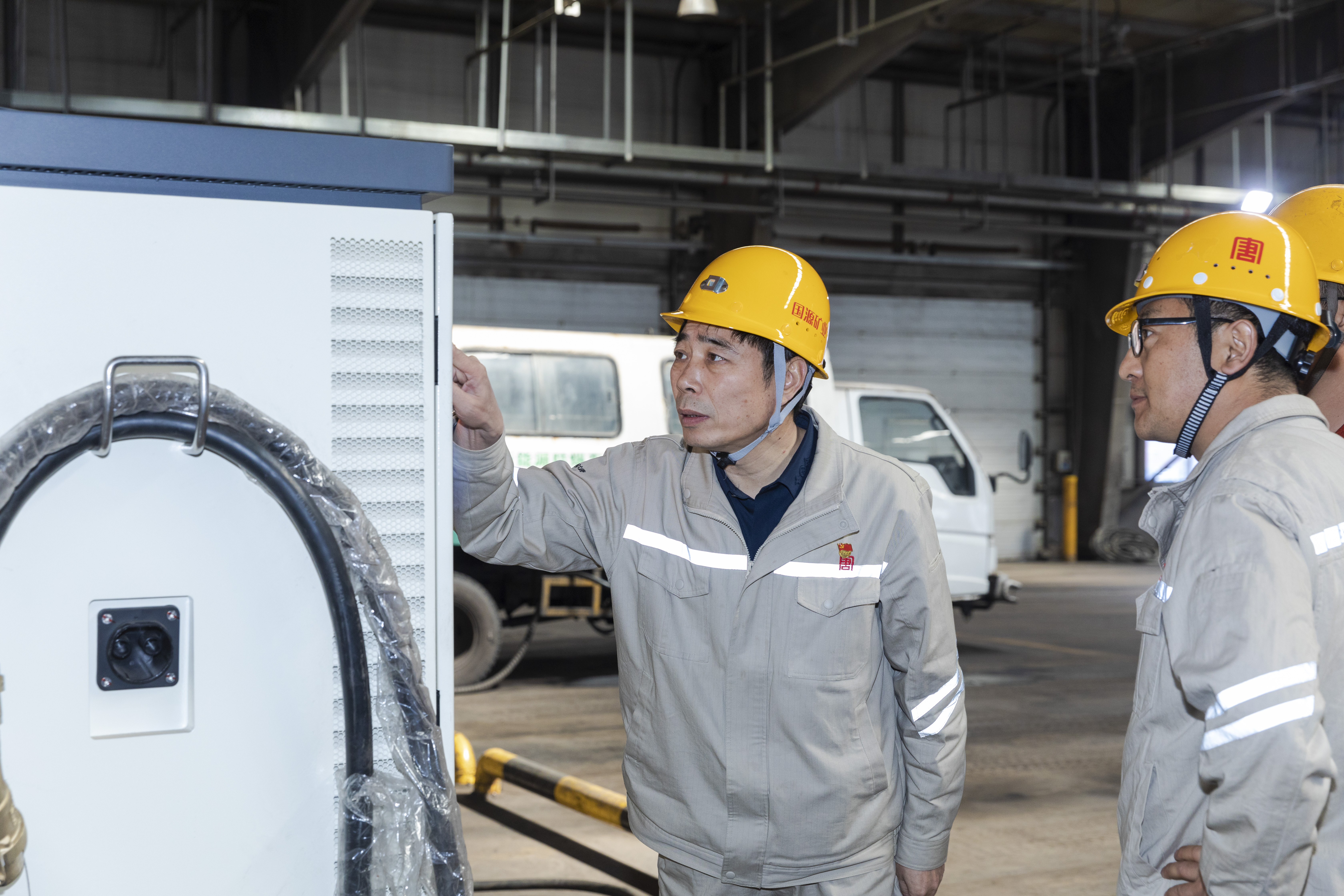 于進(jìn)在龍王溝煤礦輔運工區(qū)檢查新能源汽車充電裝置安全運行情況.jpg